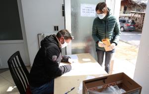 IZDAJA ZAŠČITNIH MASK 06 FOTO LJUBO VUKELIČ